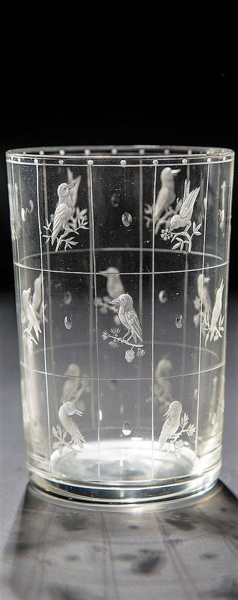 ロブマイヤー社の鳥の彫刻が施されたカップ(10cm)。ミヒャエル・パヴォルニーによる100年以上前のデザインですが、格子状のラインと愛らしい小鳥の構成が、今見てもとてもモダンで可愛らしいです。auctions-fischer