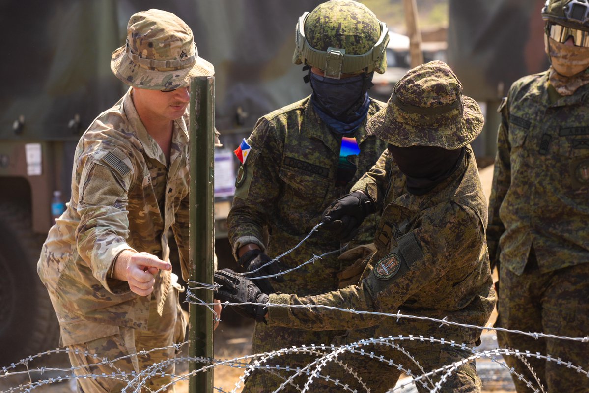 25thID's tweet image. #25ID engineers 🤝 #AFP train on obstacle emplacement &amp;amp; fortifications. Expanding the #PROTECT pillar at #Balikatan26 ensures we secure key terrain. 🇺🇸🤝🇵🇭

📸Sgt. Nathan Arellano Tlaczani

#ArchipelagicDefense #TropicLightning