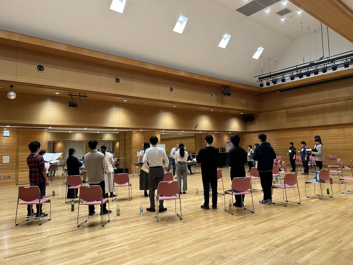 ワーグナー先生とクール・クラルテの若い皆さんとのリハーサル。
オット・ニコライ《詩篇100》。先月《ウィンザーの陽気な女房たち》を聴いたけれど、こちらも祝祭的で良い曲。
スイスからの招聘はデーラー先生以来でしょうか。Tokyo Cantatにまた新しい角度からの選曲が加わってます。