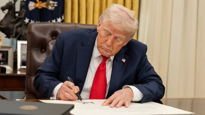 FarSight3's tweet image. This prank with the Australian 🇦🇺flags in Washington D.C. during Charles' visit might have been another hint for Trump's fight against the 🇬🇧British Umperial System.

Don't forget that he signed a critical minerals deal that further diminishes the Crown's control over #Australia.