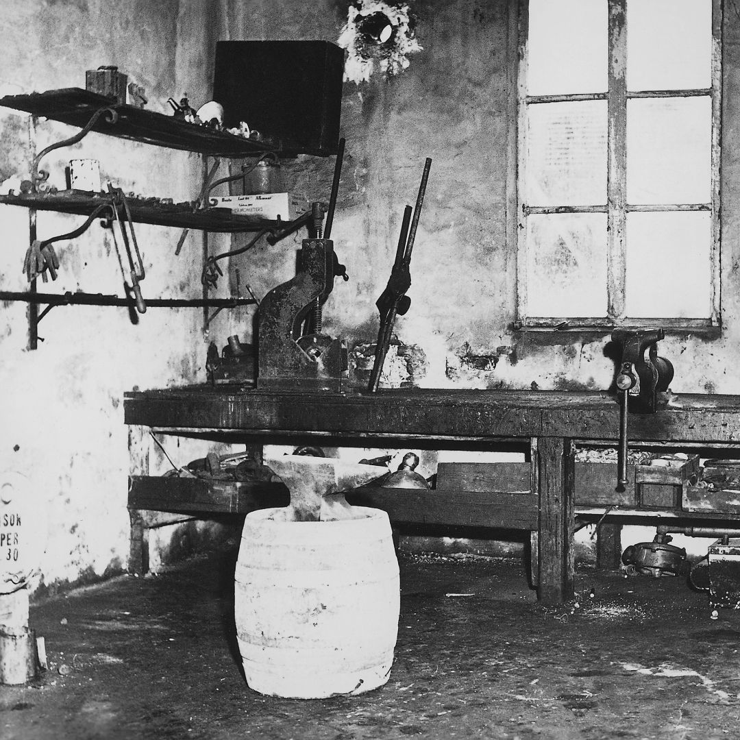 LothianDaf's tweet image. 98 years ago, Hub van Doorne opened his repair shop.

By 1932, the focus shifted to trailers, and D.A.F. was born. Today, that startup is a global tech leader in sustainable transport, driving success for customers worldwide. 🚛💨

#DAF #Trucking #Innovation #TransportHistory
