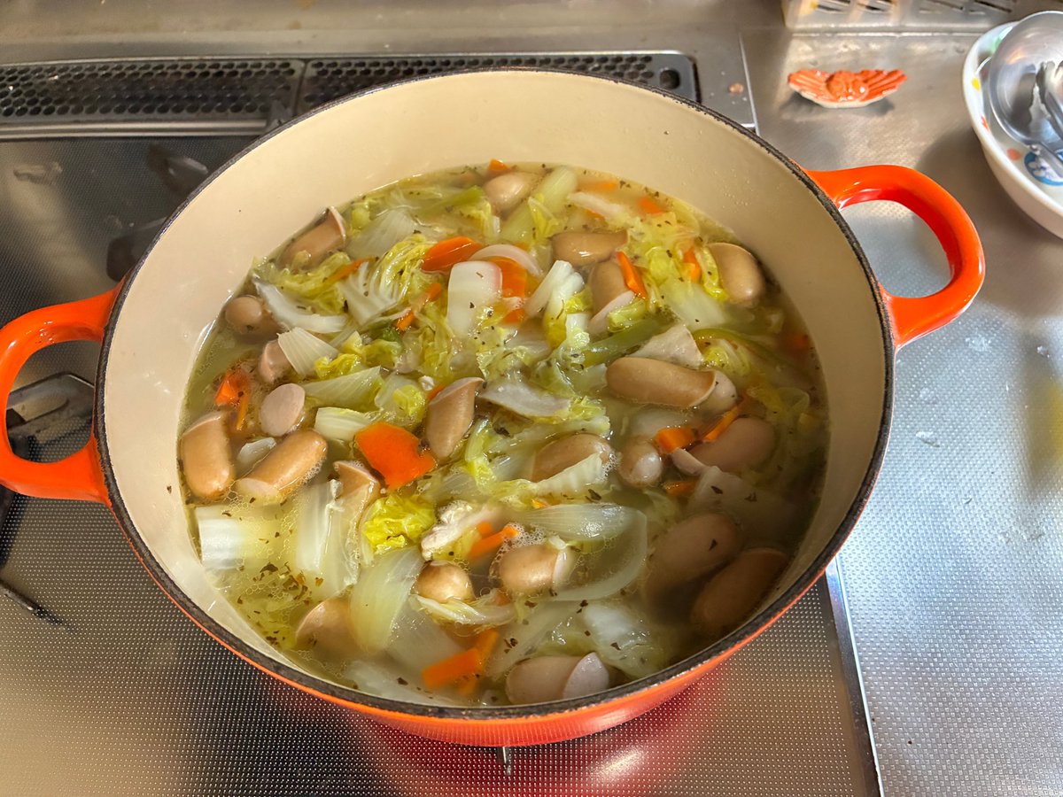 今日の晩御飯
・ポトフ
・ご飯

余ってたベーコンと、ウィンナーとか、白菜とか、ピーマンとか、人参とか🥲️
あ、ジャガイモ忘れてた😅️
ま、いいか💪️
明日も頑張るぞ👊️