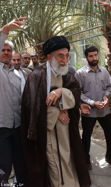 Parsafar10's tweet photo. دیدار رهبر انقلاب اسلامی 
با مردم جیرفت و همسایه های دوران تبعید
در زمان پهلوی
در سال 84
#جان_کرمان https://t.co/Y8lkGDphmZ