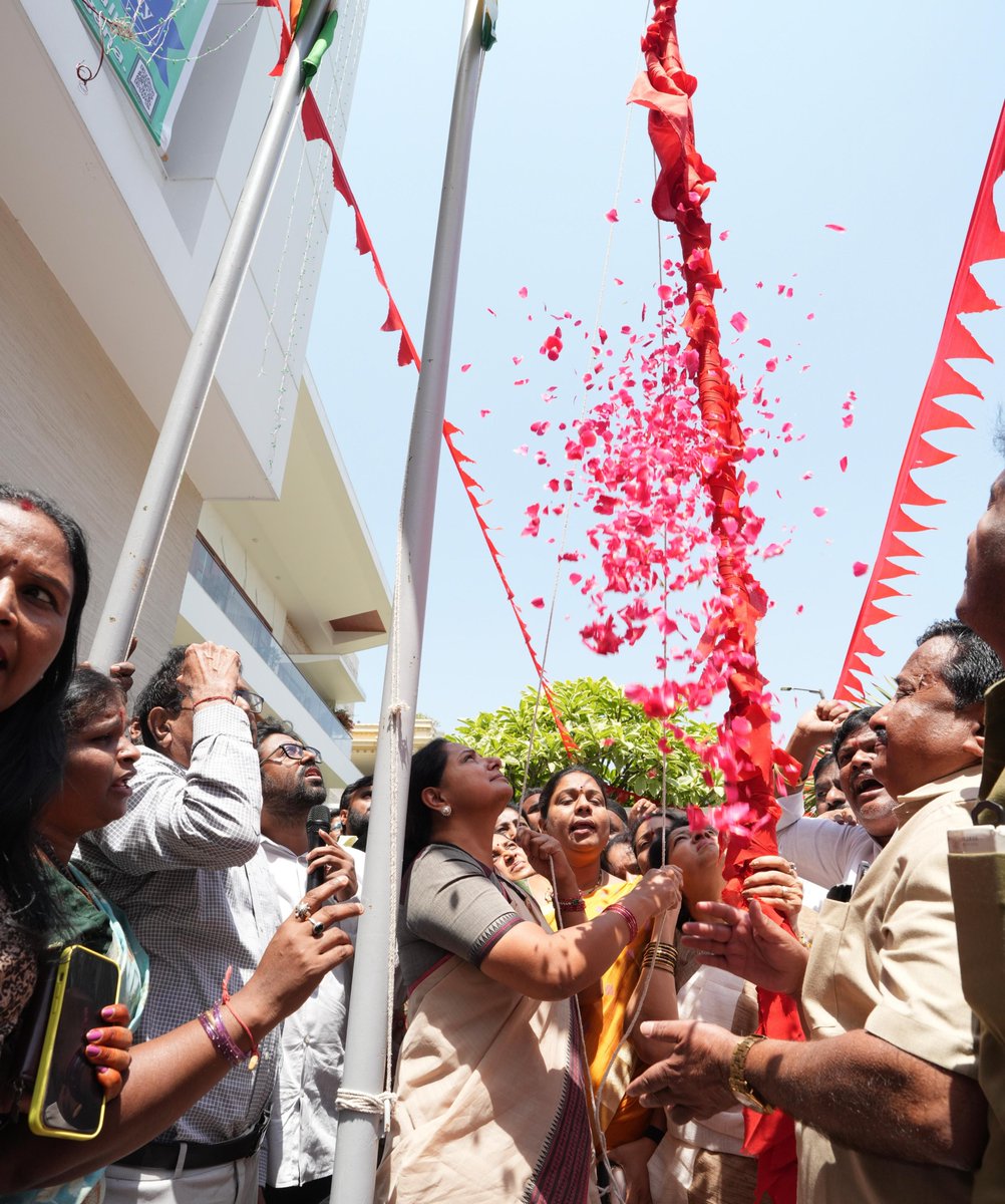 OfficeOfKavitha's tweet photo. తెలంగాణ రక్షణ సేన కార్యాలయంలో ఘనంగా 'మే' డే వేడుకలు

పార్టీ, కార్మిక జెండాలు ఎగురవేసిన అధ్యక్షురాలు కల్వకుంట్ల కవిత

ప్రపంచ కార్మిక దినోత్సవం మే డే వేడుకలను శుక్రవారం బంజారాహిల్స్ లోని తెలంగాణ రాష్ట్ర సేన కార్యాలయంలో ఘనంగా నిర్వహించారు. తెలంగాణ రక్షణ సేన అధ్యక్షురాలు కల్వకుంట్ల కవిత మే డే జెండాతో పాటు కార్మిక జెండాను ఆవిష్కరించారు. కార్మికులు, కర్షకులకు 'మే' డే సందర్భంగా శుభాకాంక్షలు తెలిపారు. ఈ సందర్భంగా కార్మిక అమరవీరులకు నివాళులు అర్పించారు. మే డే వేడుకల్లో ఆటో యూనియన్ నాయకులు, వివిధ కార్మిక సంఘాల ప్రతినిధులు, తెలంగాణ రక్షణ సేన, తెలంగాణ జాగృతి నాయకులు పాల్గొన్నారు.

#MayDay #TRS