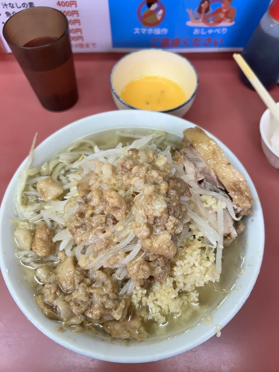 rawota2022's tweet photo. 5月からダイエットのため4月最終日に遠出。ラーメン二郎小岩店、小ラーメンニンニクアブラ生卵です。
昼しかやってないレア二郎にGWの激混みが重なり2時間近く待ち。非乳化分厚い液アに二郎にしては細いデロが炸裂。本当に丁寧に店主さんが作られていてアツアツ。最高の一杯でした。 https://t.co/nWAgMgoxE2
