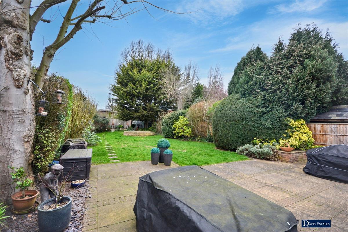 DavisEstates's tweet photo. Price reduction - 4 Bed Bungalow, Ardleigh Green Road, Borders of Emerson Park, Hornchurch, RM11, £925,000. View details: https://t.co/AS2AQ4CTOh https://t.co/LfbYLmHbte