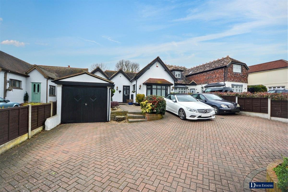DavisEstates's tweet photo. Price reduction - 4 Bed Bungalow, Ardleigh Green Road, Borders of Emerson Park, Hornchurch, RM11, £925,000. View details: https://t.co/AS2AQ4CTOh https://t.co/LfbYLmHbte