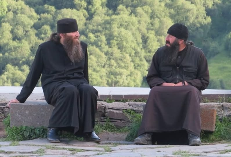 „ Никад не процењуј човека по ономе што причају о њему, него по ономе што човек прича о другима. "
Свети Серафим Роуз