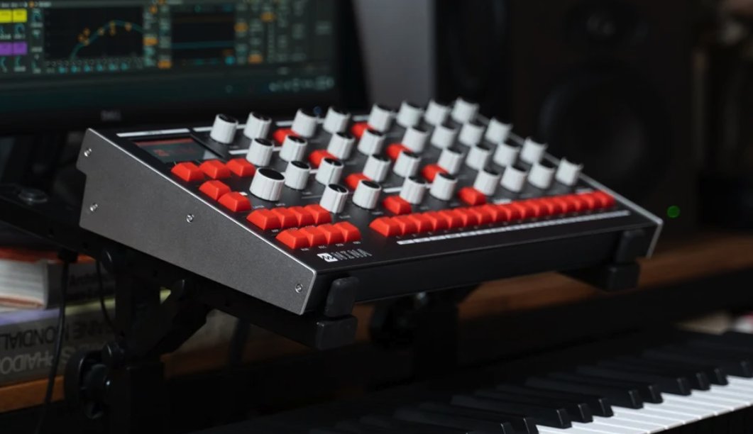 bake instruments POLYS アナログポリシンセ Купить синтезатор и рабочую станцию Behringer POLY D в интернет
