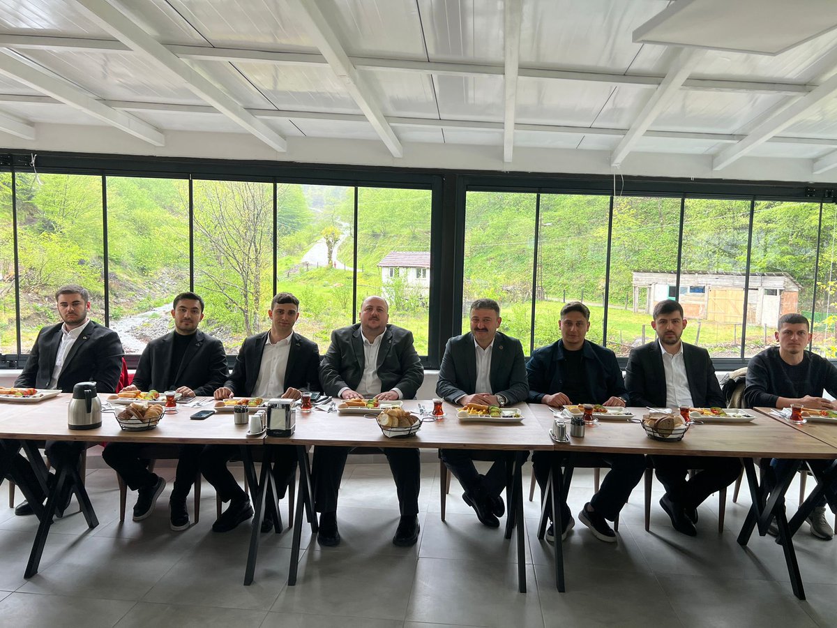 akgencdevrek67's tweet photo. 📍 Zonguldak’ın en uzak noktalarından biri olan Gümeli Beldesi’ndeyiz!
Aylık olağan İlçe Gençlik Kolları Başkanları toplantımızı, MKYK üyemiz Cengizhan Yılmaz’ın katılımıyla Alaplı’nın Gümeli Beldesi’nde gerçekleştirdik. Kendisine, yöremizin meşhur bastonunu hediye ettik. https://t.co/ldZiV6ChD8