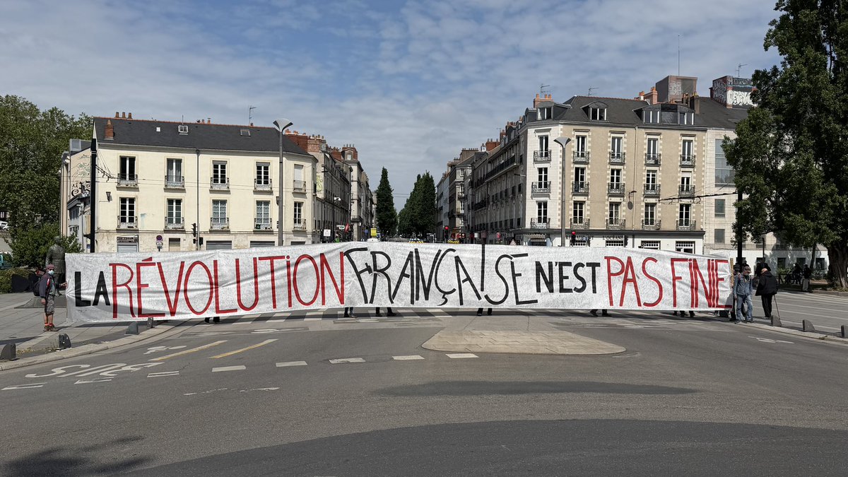 MarionLpz's tweet image. Recto verso à la préf #Nantes