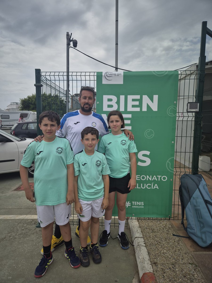 🟢⚪🟢 Campeonato de Andalucía Alevín <a href="/fattenis/">#TenisAndalucía</a>
📍 Linense Tenis Club
👏🏼 Enhorabuena a Candela Gómez y a los hermanos Joaquín y Andrés Cordón, alumnos de nuestra escuela y jugadores del Club Tenis La Carolina, que han participado en el Campeonato de Andalucía Alevín.