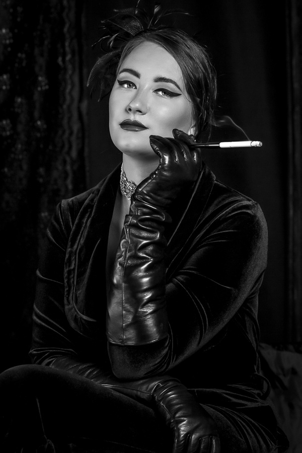 TheVillainesses's tweet image. Vintage Glam 🖤📷 #FilmNoir #Chiaroscuro #NoirAesthetic #DarkGlamour #VintageSeduction #DarkElegance #FemmeFatale