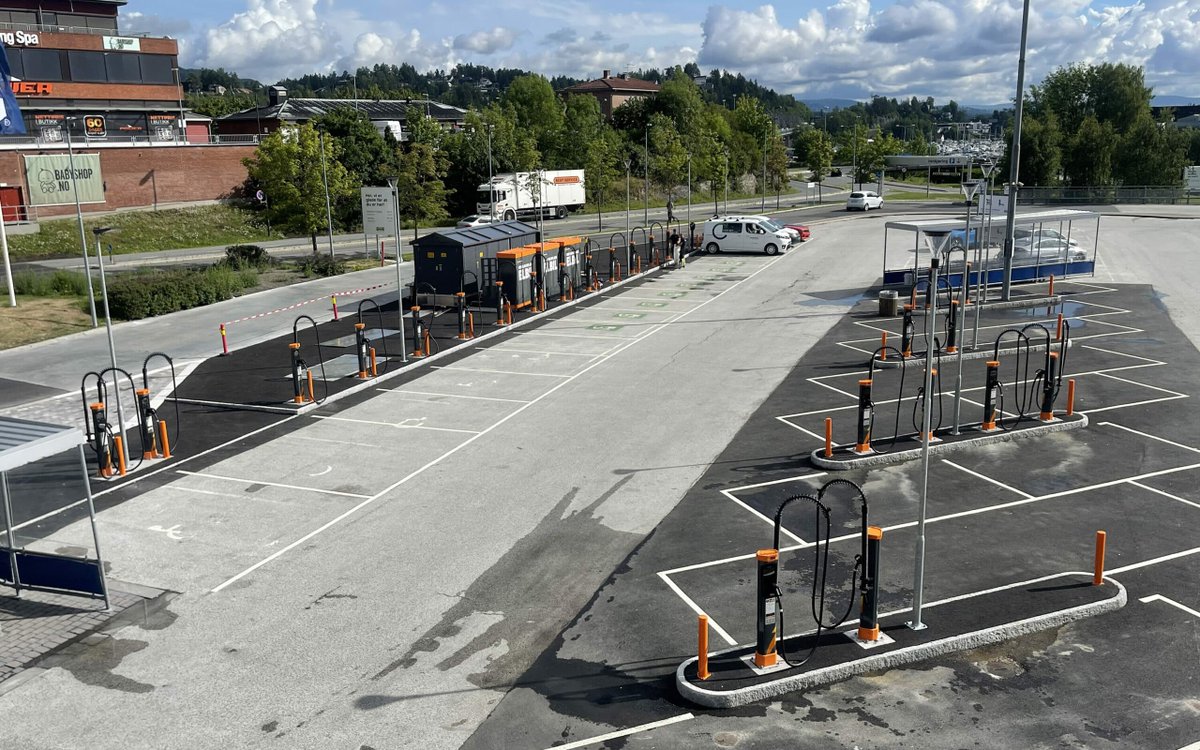 Elbil_RADAR's tweet image. Alle IKEAs varehus i Norge har fått ladestasjoner for elbil. Med det er et mål selskapet og ladeoperatøren Recharge har jobbet mot siden 2016 nådd – og norske elbilister har fått 264 nye ladepunkter på steder de uansett besøker..
elbilradar.com/nyheter/ikea-h…
#IKEA #Recharge