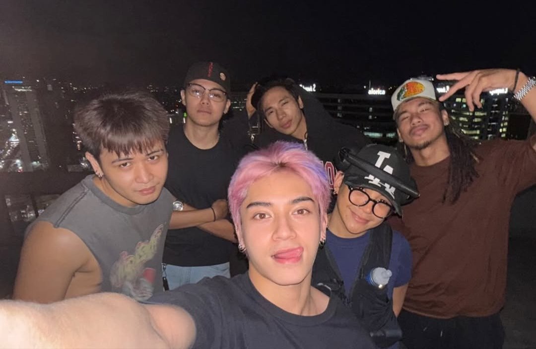 rockstarji_'s tweet photo. new Alamat groufie just dropped 🌃 https://t.co/sumjd07d6P