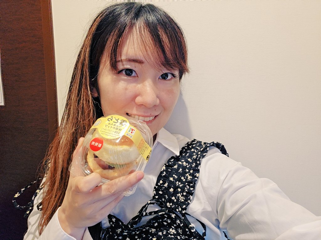 今日から5月！明日から世の中はゴールデンウィーク✌️長期でお休みの人多いのかなあ？私は相変わらずレッスンに仕事にとあまり関係ないけどスイーツでも食べつつ少しのんびりしようかな😆？
それにしても相変わらず新発売の文字に弱いのよねえ😅

#コンビニスイーツ