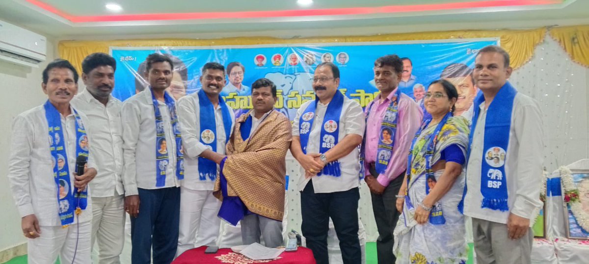 ibram_shekar's tweet photo. * క్షేత్రం స్థాయిలో పార్టీని బలోపేతం చేయడానికి శాస్త్రీయమైన ప్రణాళిక అవసరం 
బీఎస్పీ రాష్ట్ర అధ్యక్షులు ఇబ్రాం శేఖర్. 

ఈరోజు పెద్దపల్లి పార్లమెంట్ విస్తృత స్థాయి సమావేశం నిర్వహించడం జరిగింది ఈ కార్యక్రమానికి ముఖ్య అతిథిగా రాష్ట్ర అధ్యక్షులు ఇబ్రాం శేఖర్ అన్న గారు మరియు విశిష్ట అతిథి గా దాగిళ్ళ దయానంద్ రావు అన్న గారు పాల్గొని మహనీయుల చిత్ర పటాలకి పూలమాలతో నివాళులు అర్పించారు.
ప్రతి ఒక్కరూ తమతమ బూత్ స్థాయిలో కమిటీలు వేసి గ్రామస్థాయిలో పార్టీ బలోపేతానికి కృషి చేయాలని నాయకులకు దిశా నిర్దేశం చేశారు మరియు కమిటీలు పూర్తి చేసిన నాయకులను శాలువాతో సన్మానించి అభినందనలు తెలియజేశారు   పార్లమెంట్ ఇంచార్జీ వర్కీల మల్లేష్ జిల్లా అధ్యక్షులు ఇరికిల్ల రాజ నర్సయ్య జిల్లా మహిళ నాయకురాలు అనిత గారు పెద్దపల్లి పట్టణ అధ్యక్షురాలు శారద గారు మరియు పెద్దపల్లి మరియు మంచిర్యాల జిల్లా నాయకులు మరియు నియోజకవర్గ నాయకులు పాల్గొన్నారు.

- "A scientific plan is needed to strengthen the party at the field level" 
– BSP State President Ibram Shekhar.

Today, a Peddapalli Parliament-level extensive meeting was conducted. State President Ibram Shekhar garu attended as the chief guest and Dagilla Dayanand Rao garu participated as the distinguished guest. They paid tribute to the portraits of great leaders with flower garlands.

He directed the leaders that everyone should form committees at their respective booth levels and work to strengthen the party at the village level. He also felicitated and congratulated the leaders who had completed forming the committees with shawls.

Parliament In-charge Varkila Mallesh, District President Irikilla Raja Narsaiah, District Women Leader Anitha garu, Peddapalli Town President Sharada garu, and leaders from Peddapalli and Mancherial districts and constituency leaders participated.

- "क्षेत्र स्तर पर पार्टी को मजबूत करने के लिए वैज्ञानिक योजना की आवश्यकता है" 
– बीएसपी राज्य अध्यक्ष इब्राम शेखर।

आज पेद्दापल्ली संसदीय क्षेत्र की व्यापक स्तरीय बैठक आयोजित की गई। इस कार्यक्रम में मुख्य अतिथि के रूप में राज्य अध्यक्ष इब्राम शेखर जी और विशिष्ट अतिथि के रूप में दागिल्ला दयानंद राव जी शामिल हुए और महापुरुषों के चित्रों पर पुष्पमाला अर्पित कर श्रद्धांजलि दी।

उन्होंने नेताओं को दिशा-निर्देश दिए कि हर कोई अपने-अपने बूथ स्तर पर कमेटियां बनाकर गांव स्तर पर पार्टी को मजबूत करने के लिए काम करे। साथ ही, कमेटियां पूरी करने वाले नेताओं को शॉल से सम्मानित कर बधाई दी।

संसदीय प्रभारी वर्कीला मल्लेश, जिला अध्यक्ष इरिकिल्ला राजा नरसय्या, जिला महिला नेता अनीता जी, पेद्दापल्ली नगर अध्यक्ष शारदा जी और पेद्दापल्ली तथा मंचिर्याल जिले के नेता एवं विधानसभा क्षेत्र के नेता शामिल हुए।

@AnandAkash_BSP @ramjigautambsp 
@RaoAtar26082
