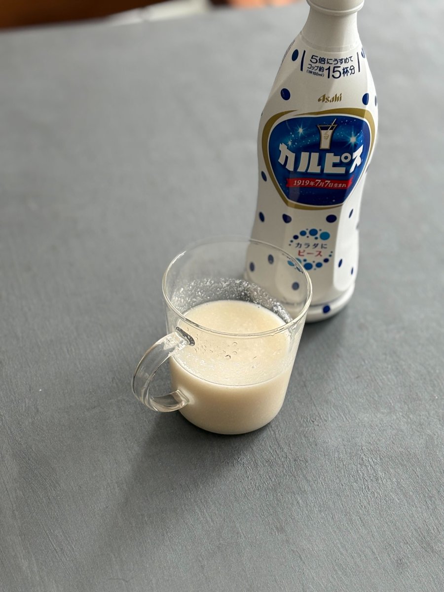 Haccotogo's tweet photo. 甘酒は砂糖派ですか？

実はこれで味付けするととんでもなく飲みやすくなるので是非お試しを✨

【レシピ】
①酒粕30gと水150mlを鍋に入れて煮溶かします。
②できればブレンダーにかけて滑らかにするとサラッとして飲みやすくなります。
③味付けに使うのは砂糖ではなく「カルピス」。
好きな濃さで加えてみてください。

発酵食＋乳酸菌は相性抜群の組み合わせ🫶

＃酒粕 #酒粕レシピ帖 #甘酒