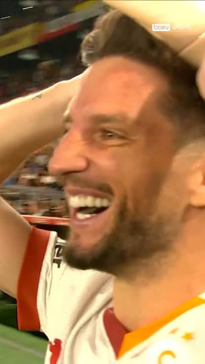 FORZAGALAT's tweet photo. bu fotoğrafın hangi golden sonra çekildiğini bilen galatasaraylı çıkar mı https://t.co/8tRjffzvhB