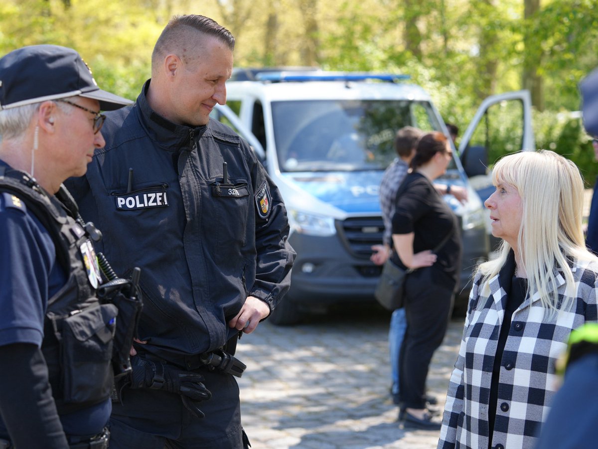 Innensenatorin's tweet image. Auf dem Weg zum nächsten Termin bot sich die Gelegenheit, auch an der Puschkinallee kurz vorbeizuschauen und einigen Unterstützungskräften #Danke zu sagen. 

Von den rund 5.300 Einsatzkräften, die heute in #Berlin im Einsatz sind, kommen ca. 1.500 aus anderen Bundesländern und