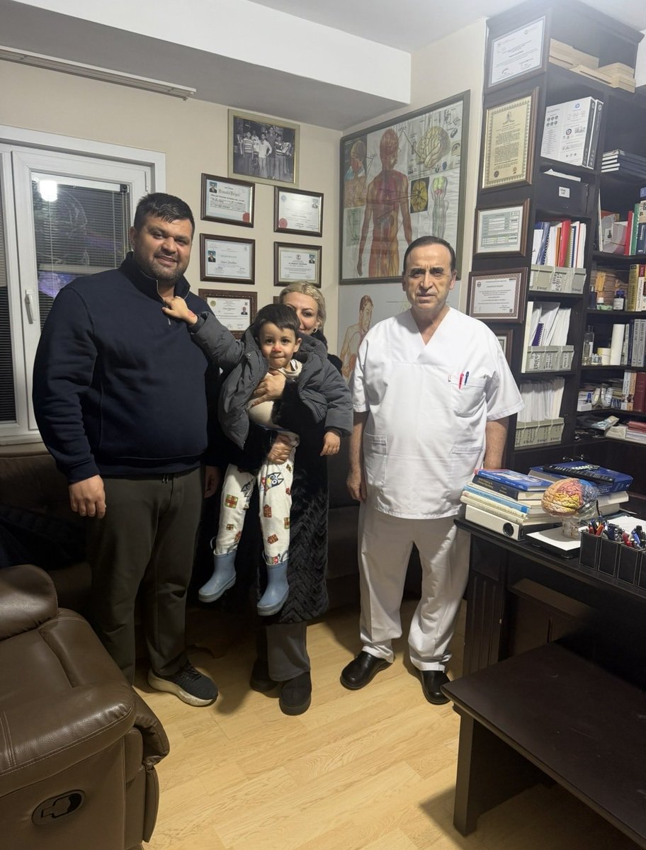 drguzelhan's tweet photo. Saat gecenin 01 i yeni yaşıma hastalarıma hizmet ederken giriyorum. Doğum günümü kutlayan tüm dostlarıma teşekkür ediyorum. İyi ki benim dostlarımsınız...sizleri seviyorum. https://t.co/KbR5p7P1EB