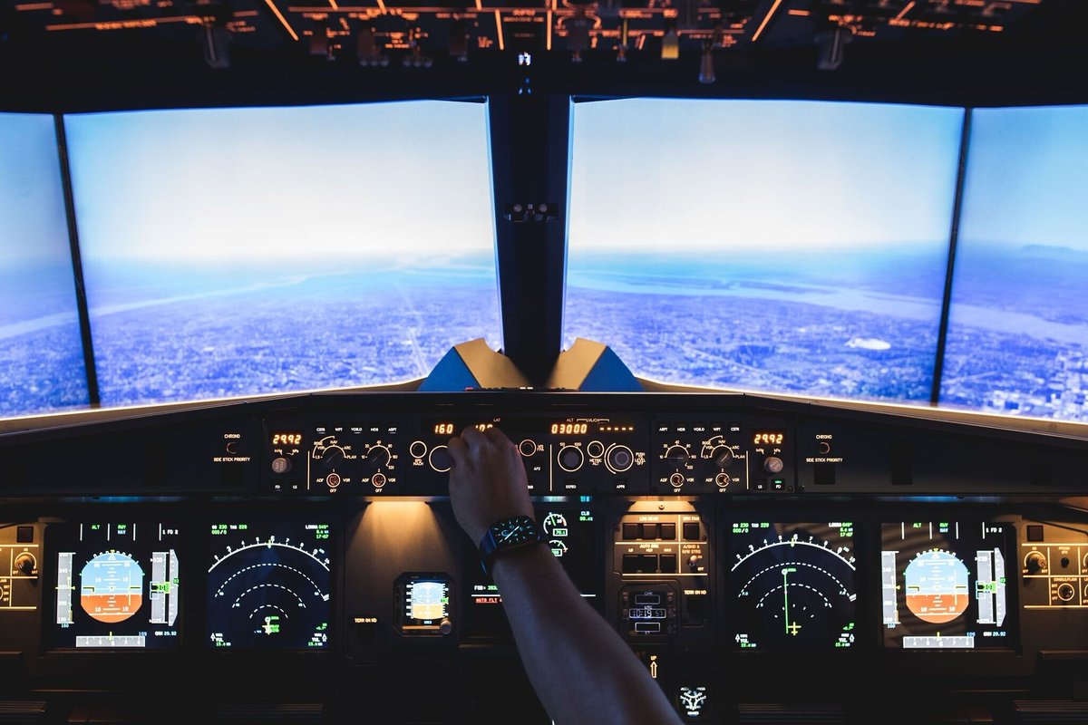 le_Parisien's tweet photo. Atterrissage à l'aéroport de Toulouse-Blagnac, au-dessus d’une plage, de nuit à Hongkong...

Pour les quinze ans d’Aviasim, on a pris les commandes d’un Airbus A320 à Toulouse
➡️ https://t.co/GmGWfjQRAJ https://t.co/9OaNQtcozG