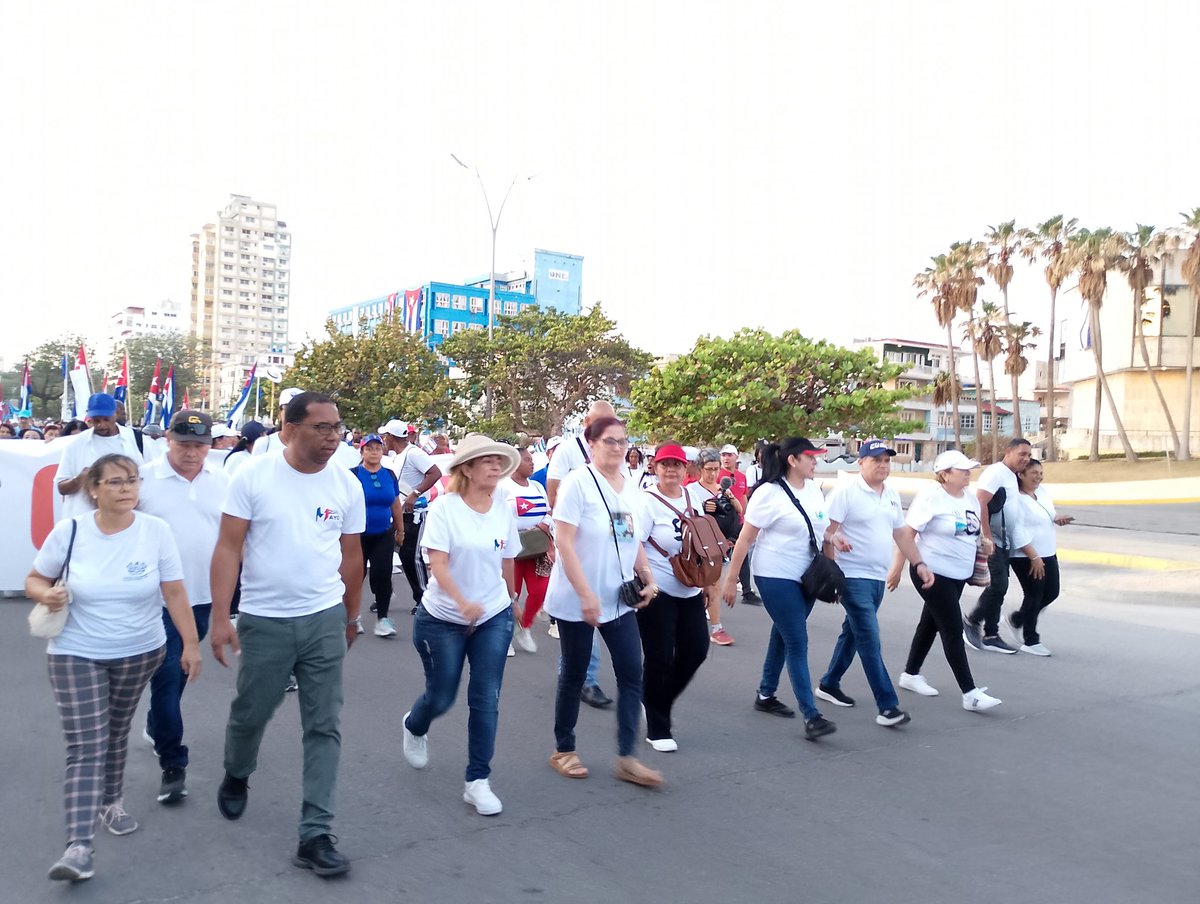 MINSAPCuba's tweet photo. ⚕️🇨🇺Trabajadores de la salud de la capital listos para participar en el desfile por el #1DeMayo.

✊Unidad y  compromiso en este momento histórico para la Revolución cubana: #LaPatriaSeDefiende.

#CubaPorLaVida https://t.co/pKoWQX2HtH