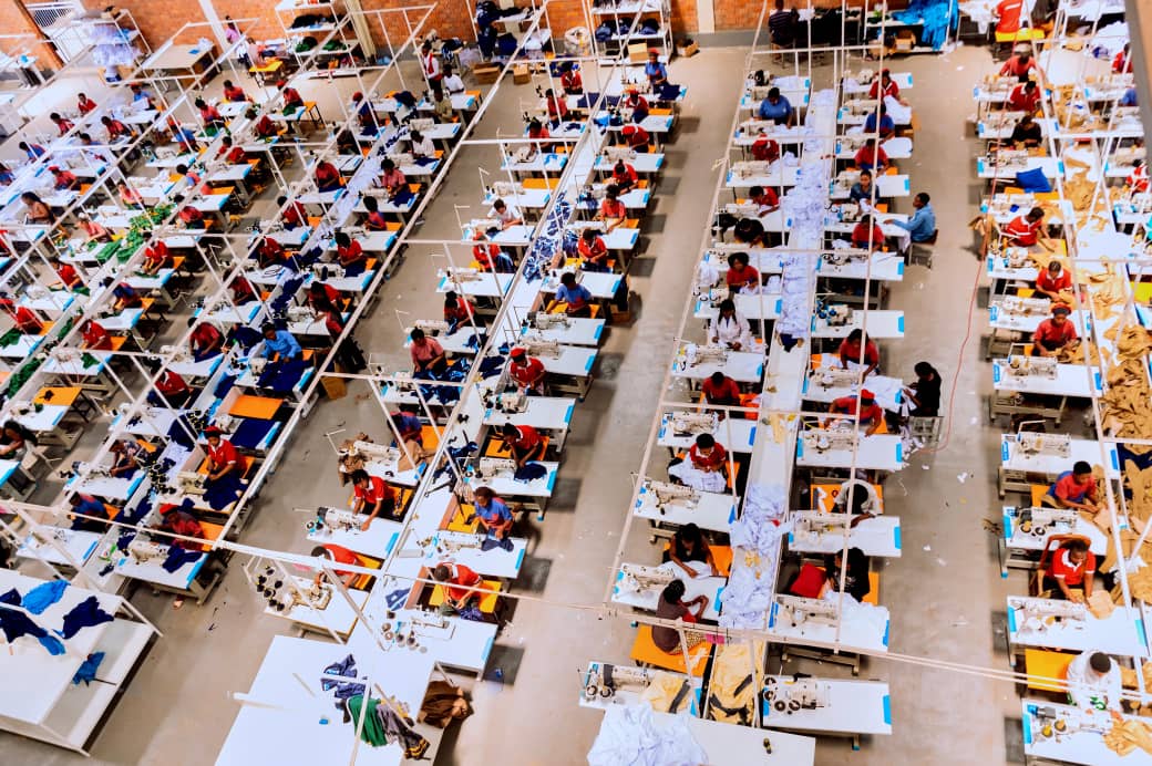 Kabeeraeric's tweet image. Yesterday, I had the opportunity to visit and tour DIKAM Factory—one of Rwanda’s leading garment manufacturers—and the experience was nothing short of inspiring.

With a production capacity of over 10,000 pieces of clothing per day. #MadeInRwanda