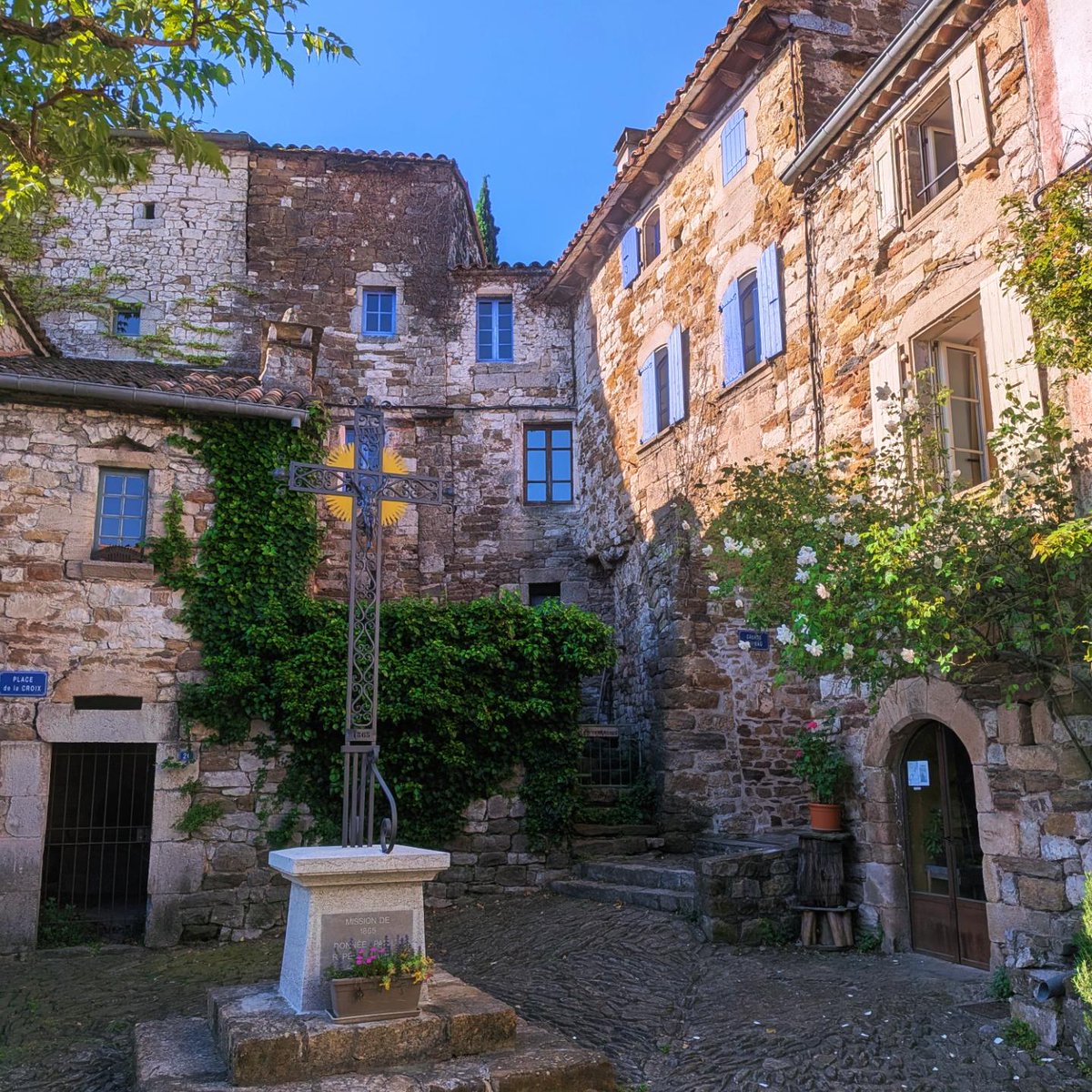 rom_gail's tweet photo. Visite du village de Naves situé au porte du parc naturel régional des monts d'Ardèche et des Cévennes.
#Ardeche #Weekend #1erMai #PetitesCitésdeCaractère #AuvergneRhôneAlpes https://t.co/Ysbwv0dEsK