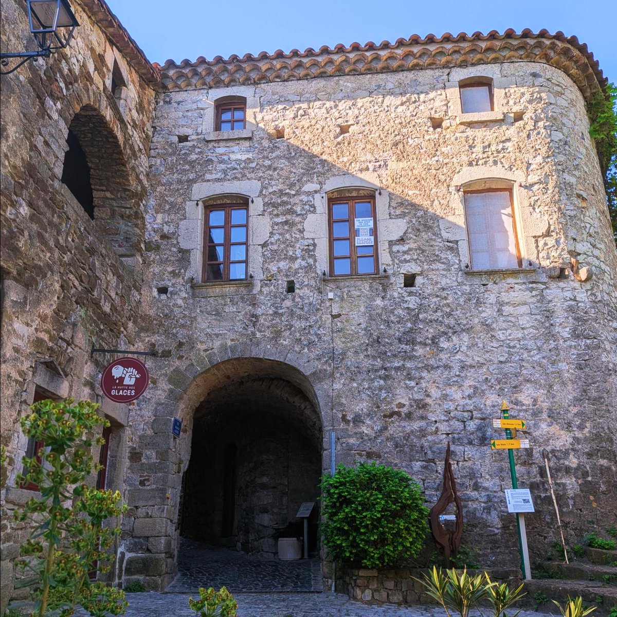 rom_gail's tweet photo. Visite du village de Naves situé au porte du parc naturel régional des monts d'Ardèche et des Cévennes.
#Ardeche #Weekend #1erMai #PetitesCitésdeCaractère #AuvergneRhôneAlpes https://t.co/Ysbwv0dEsK