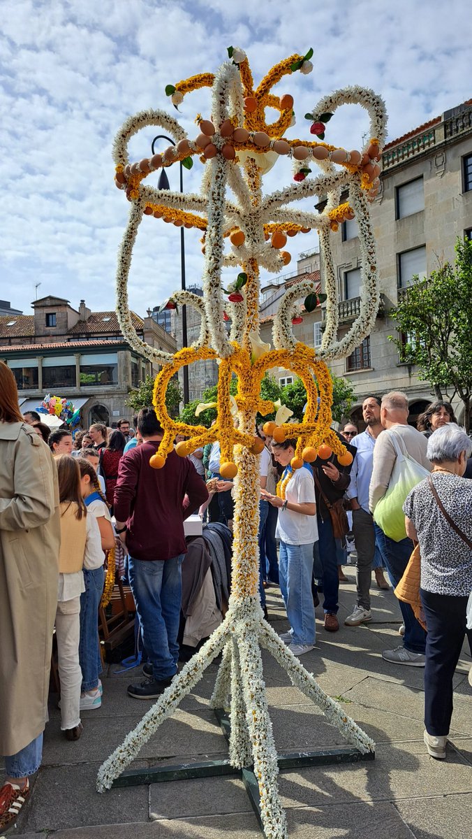 montotomsol's tweet image. #pontevedra
#1demayo
Los mayos (Os maios en gallego) es  una fiesta popular gallega que forma parte del llamado ciclo de maio, comienzo de la primavera, cuyos orígenes se remontan a las civilizaciones prerromanas. 

es.wikipedia.org/wiki/Fiesta_de…