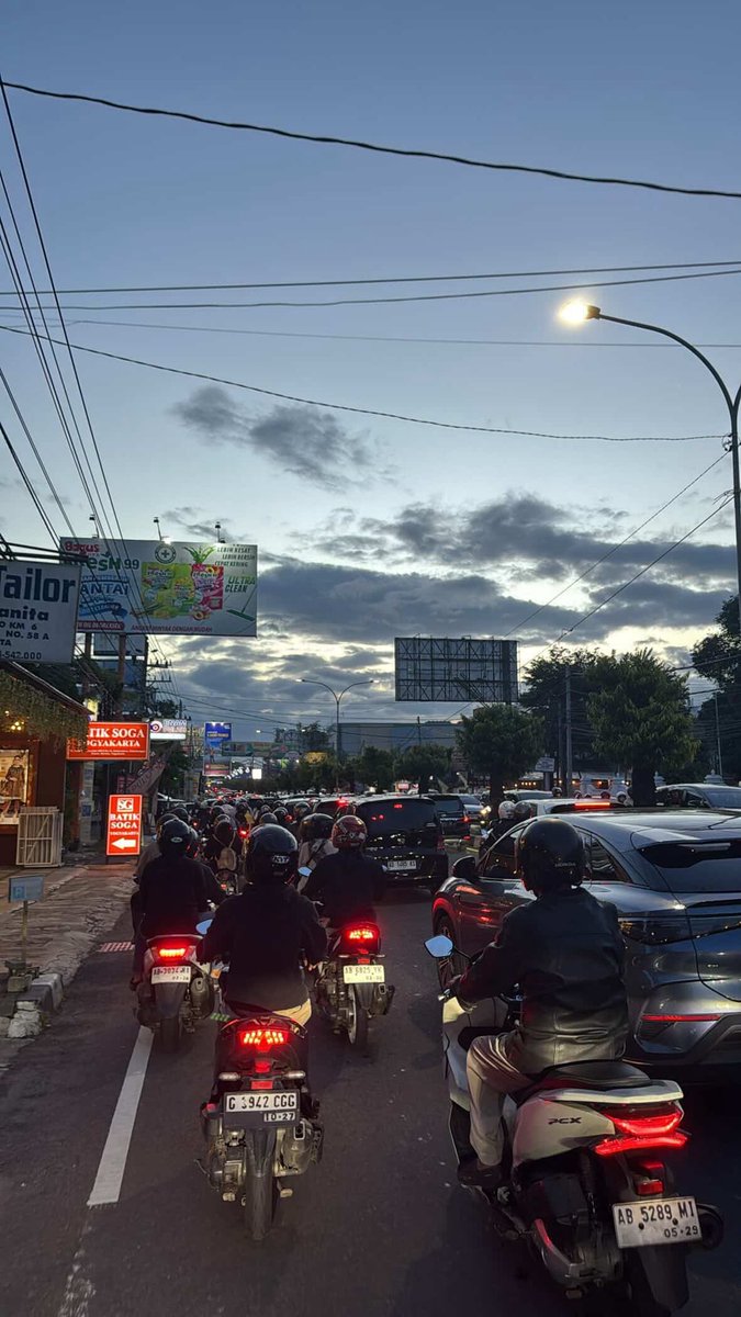 merapi_uncover's tweet photo. 17:43 hindari jl solo amplaz, 2 arus sama” macet polll. blm tau penyebab nya apa. just share info, yang tidak punya kepentingan dirumah saja. full kendaraan😂.
samarkan username ya min, thankyou https://t.co/m6m7oulQuk