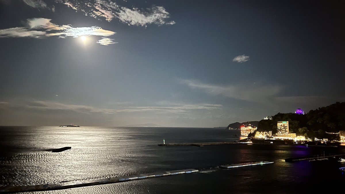 nitta0202's tweet photo. 満月が明るい、、、熱海城が紫に光っておるのう https://t.co/bA7I57inHf