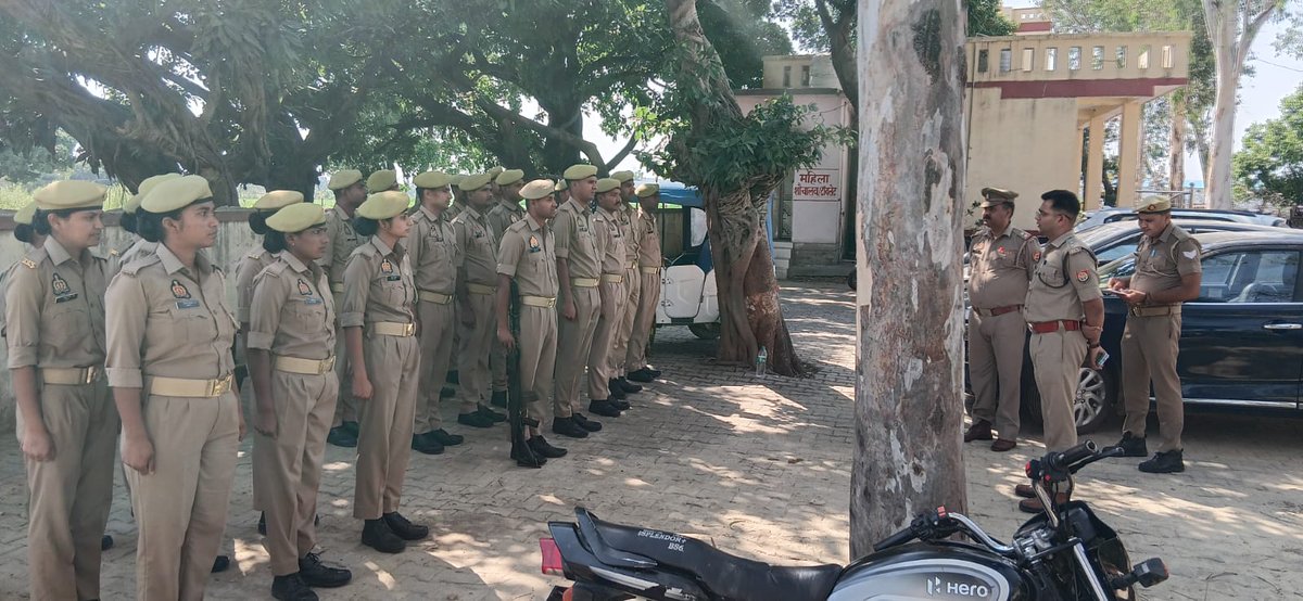sambhalpolice's tweet image. #SPSambhal @Krishan_IPS के निर्देशन में #CO चन्दौसी द्वारा थाना बनियाठेर पर नव नियुक्त पुरुष एवं महिला आरक्षियों को सोशल मीडिया नीति के अनुपालन अनुशासित आचरण के संबंध में विस्तृत ब्रीफिंग कर कर्तव्य पालन के दौरान मर्यादित एवं जिम्मेदार व्यवहार सुनिश्चित करने हेतु निर्देशित किया ।
