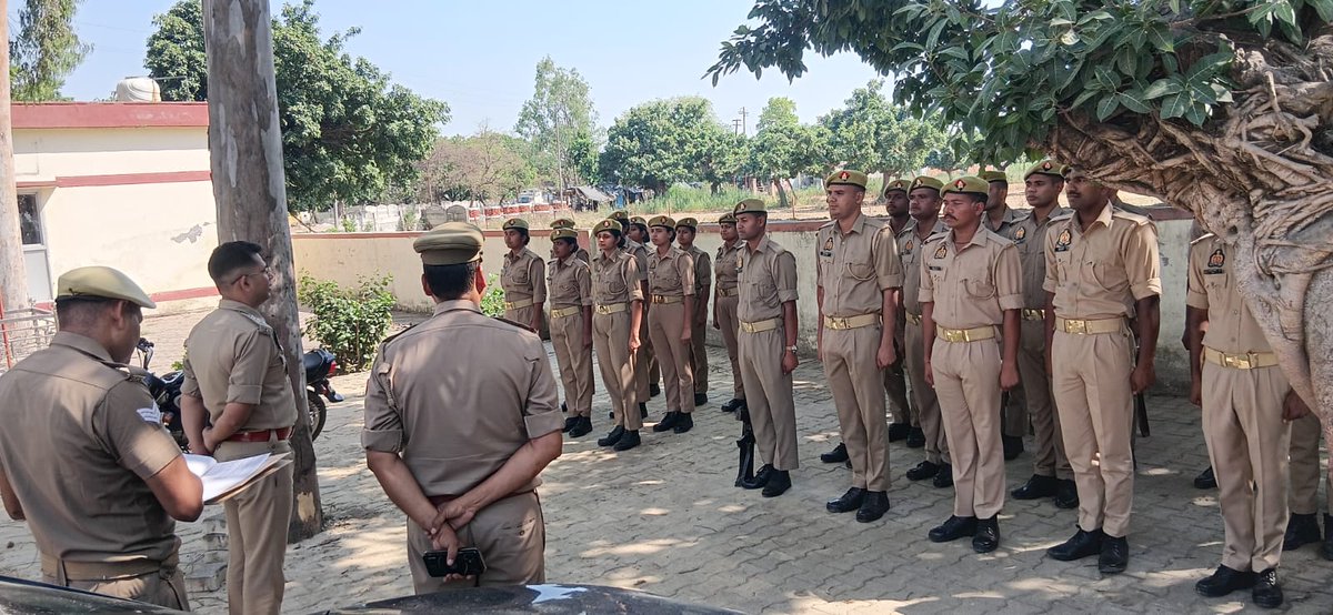 sambhalpolice's tweet image. #SPSambhal @Krishan_IPS के निर्देशन में #CO चन्दौसी द्वारा थाना बनियाठेर पर नव नियुक्त पुरुष एवं महिला आरक्षियों को सोशल मीडिया नीति के अनुपालन अनुशासित आचरण के संबंध में विस्तृत ब्रीफिंग कर कर्तव्य पालन के दौरान मर्यादित एवं जिम्मेदार व्यवहार सुनिश्चित करने हेतु निर्देशित किया ।