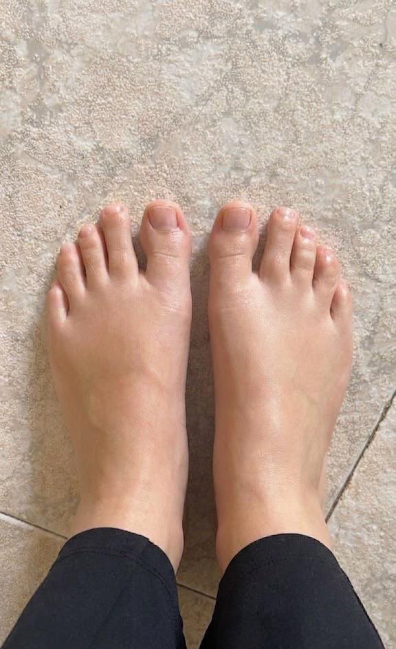 amaia_miss's tweet image. Estos pies le hacen falta uñas y cuidarse , alguno de vosotros tendrá la preocupación de preocuparse por mis pies y estar a mis pies , pienso tomar el sol mucho este verano , habrá recompensa son preciosos la verdad #findom #sumisos #losser #paypig #ama