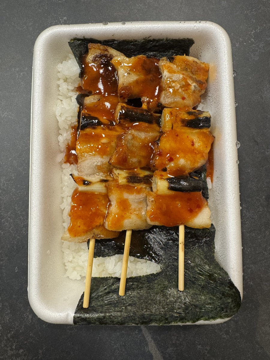 MADE_in_ARISA's tweet photo. 初めてハセガワストアに訪れた時に、やきとり弁当はもちろん、店全てに色々衝撃を受けすぎて愛してしまって今回の函館旅でも昼夜食べて、（厳重に保冷した）弁当そのまま大阪に持って帰って食べたり、冷凍串も持って帰った。
本当に堪らなく大好き。あの店はやばい.....
夢が詰まりすぎている。 https://t.co/O8CFwvWRtq