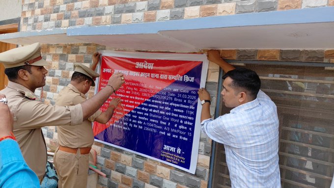 EkSandesh24's tweet image. आज़मगढ़ में कोडीन कफ सिरप तस्कर पर साइबर क्राइम पुलिस का बड़ा शिकंजा, 50.9 लाख की संपत्ति कुर्क। एनडीपीएस एक्ट के तहत आरोपी विकास सिंह नरवे के खिलाफ की गई यह सख्त कार्रवाई,मामले में आगे की जांच जारी।#Azamgarh #NDPSAct #CyberCrime #PoliceAction #DrugFreeIndia #CrimeNews #Police