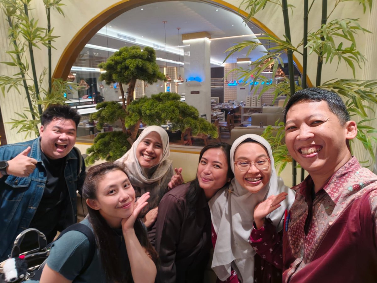 twittnyatanu's tweet photo. Hangout bersama peri peri gigi MIKA. Dari Prosto, Endo, Perio, BM.

Kapan lagi liat dosen FKGUI ini narsis, wkwkwk... https://t.co/uvH8a9FwEn