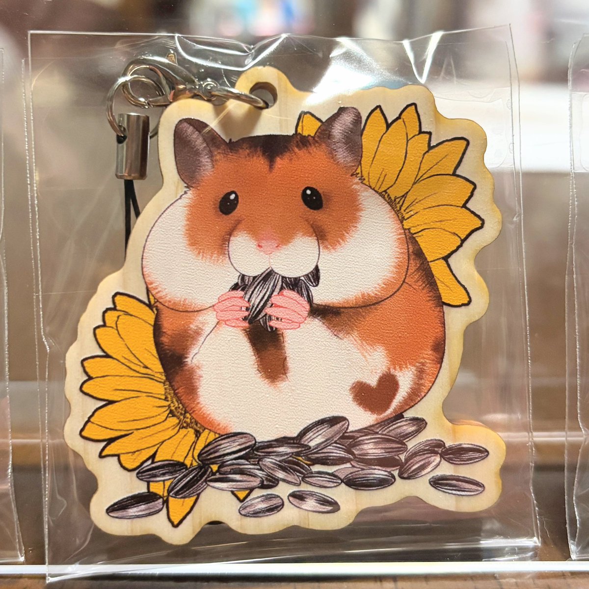 TuNaGe_0803's tweet photo. こんにちは🐹

新作のひまわりハムスターシリーズ🌻
のウッドキーホルダーの現物が届いたので、再度告知させていただきます🙇‍♀️

価格はどれも1000円です☺️

 #ハムスター 
 #ゴールデンハムスター 
 #キンクマ
#白ハム
#手づくりアートマーケット
#幕張メッセどきどきフリーマーケット https://t.co/BPMgT7FYyq