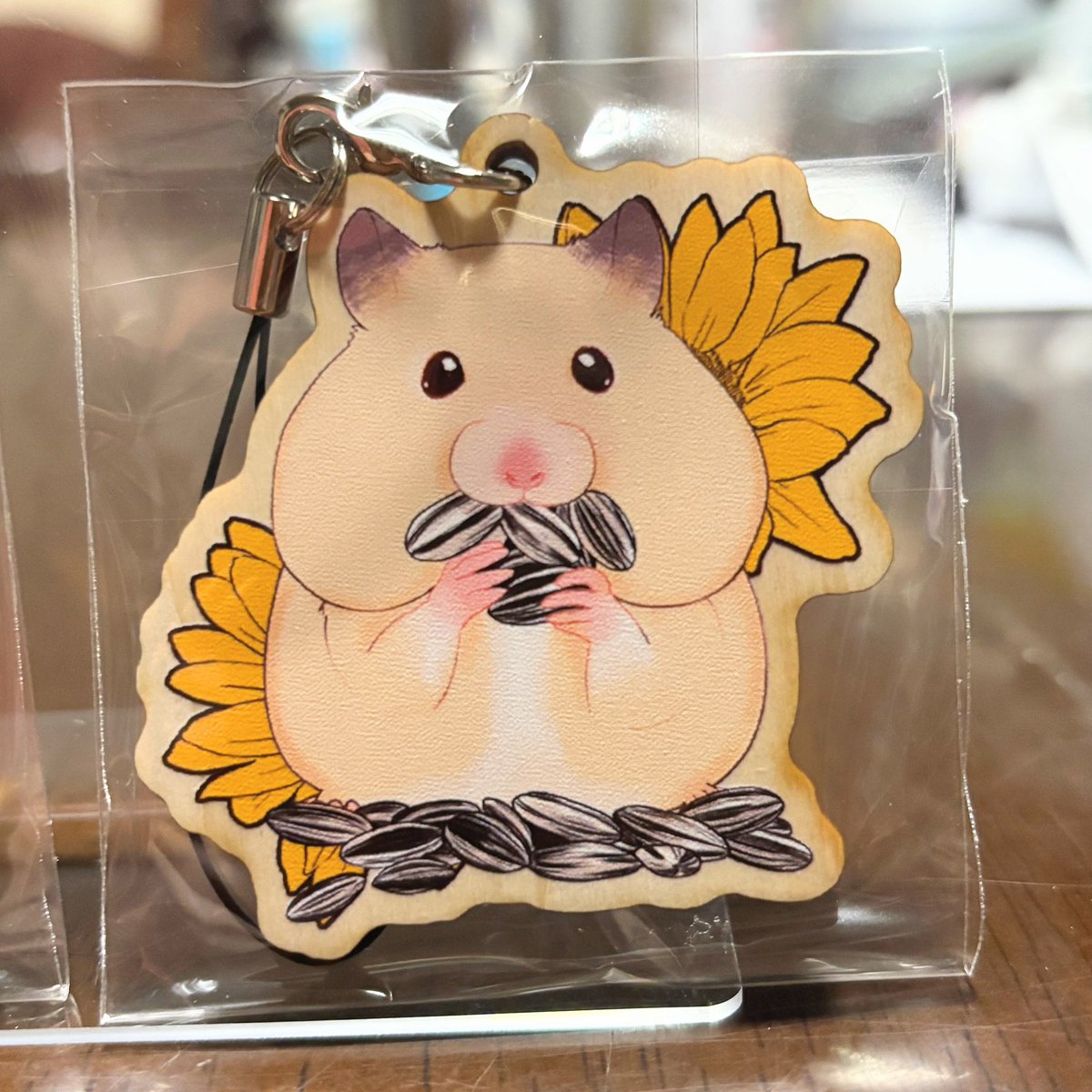 TuNaGe_0803's tweet photo. こんにちは🐹

新作のひまわりハムスターシリーズ🌻
のウッドキーホルダーの現物が届いたので、再度告知させていただきます🙇‍♀️

価格はどれも1000円です☺️

 #ハムスター 
 #ゴールデンハムスター 
 #キンクマ
#白ハム
#手づくりアートマーケット
#幕張メッセどきどきフリーマーケット https://t.co/BPMgT7FYyq
