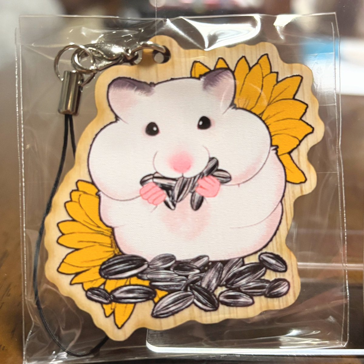 TuNaGe_0803's tweet photo. こんにちは🐹

新作のひまわりハムスターシリーズ🌻
のウッドキーホルダーの現物が届いたので、再度告知させていただきます🙇‍♀️

価格はどれも1000円です☺️

 #ハムスター 
 #ゴールデンハムスター 
 #キンクマ
#白ハム
#手づくりアートマーケット
#幕張メッセどきどきフリーマーケット https://t.co/BPMgT7FYyq