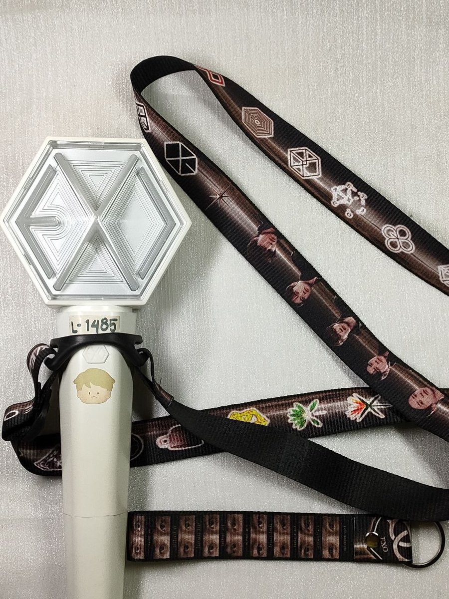 redvelbaek's tweet photo. My friend @pyracus21 is selling EXO lightstick strap or holder w/ free key holder! DM him to order 🫶🏻 nagcucustomize din po sya ng magnets etc pwede kayo mag inquire sa kanya para magpagawa ng freebies for #EXhOrizoninMANILA 🥰
#exo #exhorizon #weareoneEXO #EXOinManila wts lfb https://t.co/hI6hRoX6Uy