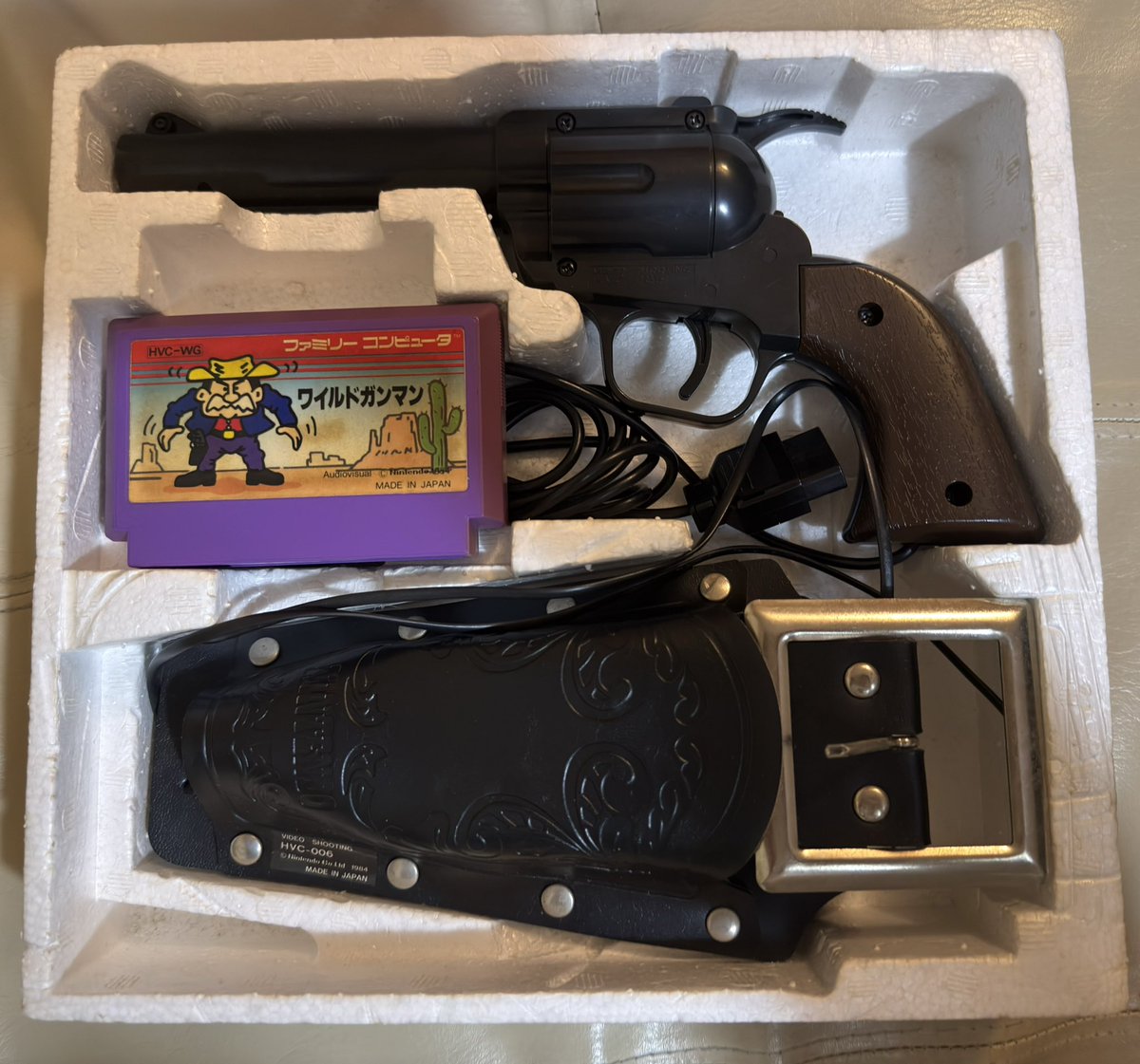 ファミリーコンピュータ専用　光線銃シリーズ　ガン　+ダックハント　(ソフト付) ファミリーコンピュータ専用 光線銃シリーズ ガン&ソフト3本セット