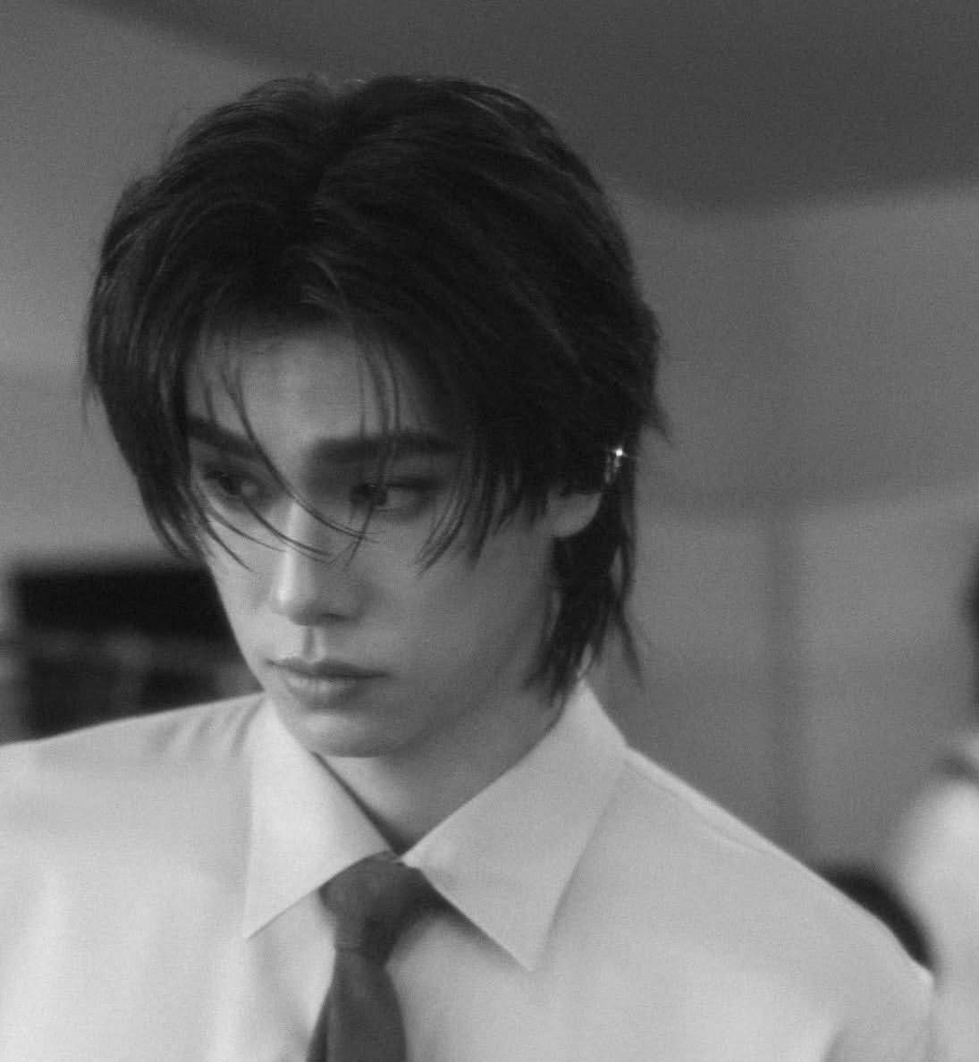 these b/w photos of phuwin:>>