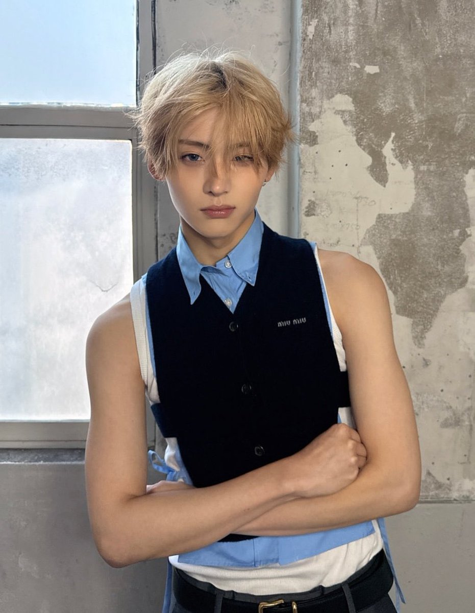 imagine being a freshly debuted idol but having this insane aura