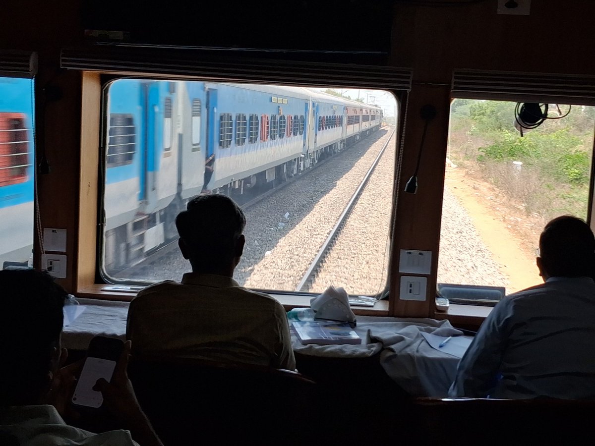 drmsecunderabad's tweet image. Dr.R.Gopalakrishnan,  DRM Secunderabad  carried out #Safety  #Rearwindow inspection between Secunderabad-Peddapalli- Nizamabad sections.