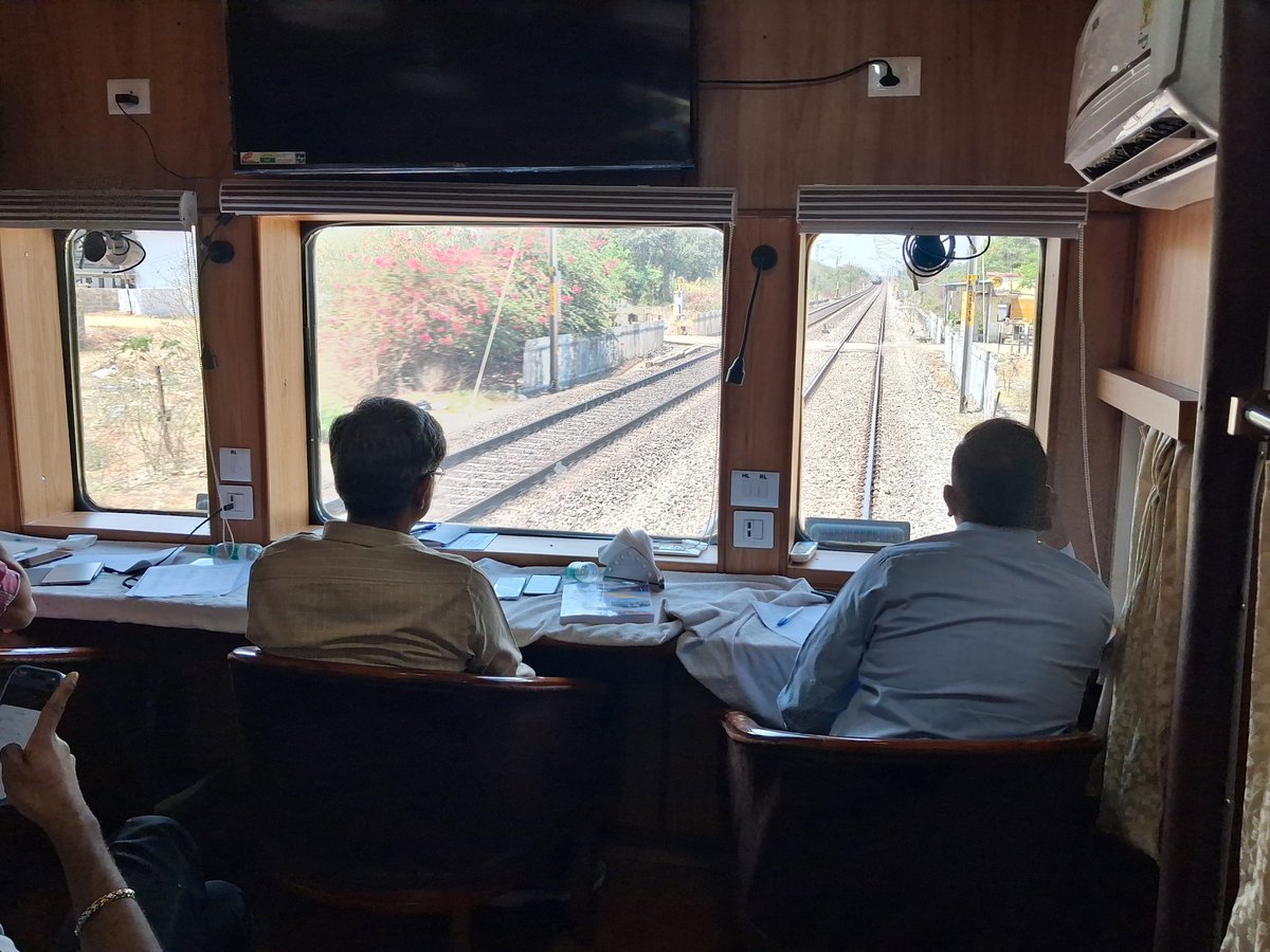 drmsecunderabad's tweet image. Dr.R.Gopalakrishnan,  DRM Secunderabad  carried out #Safety  #Rearwindow inspection between Secunderabad-Peddapalli- Nizamabad sections.