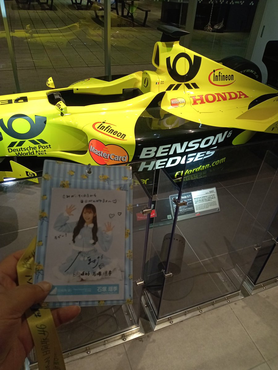 sakawakatakadan's tweet image. 新名神鈴鹿PA休憩ちう…
ここには往年のF1マシンが展示してあるからテンションアガる！
たまにゃんはF1とか興味ないかな？
君の名前はSUZUKA…
#ひなた坂46
#石塚瑶季
#SUZUKA