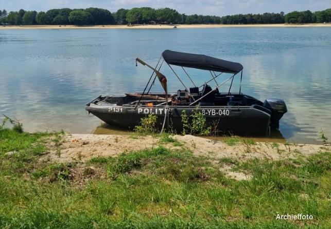 Overleden persoon aangetroffen in auto in de Maas